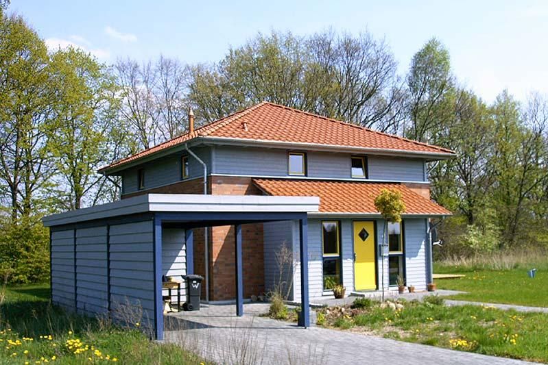 Individualhaus blau mit Garage