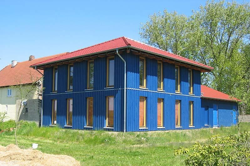 Individualhaus dunkelblau mit hohen Fenstern