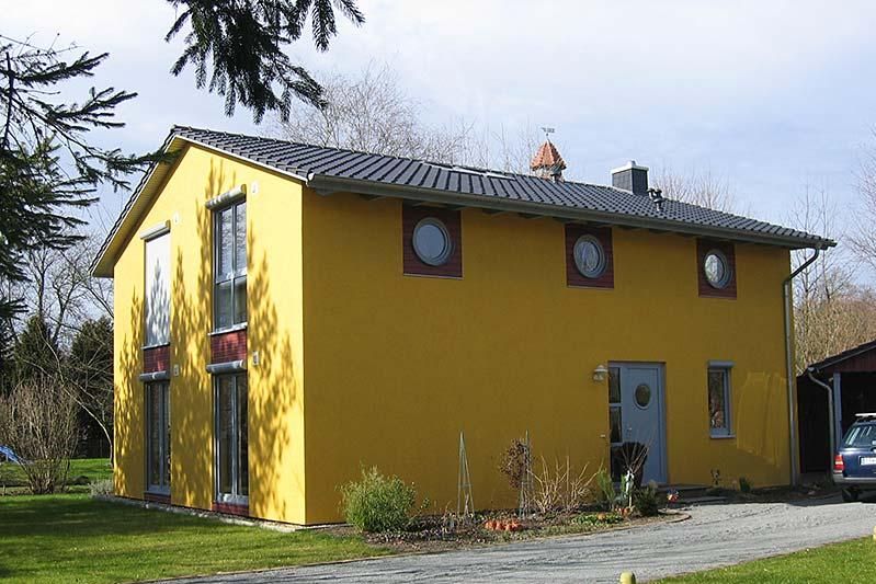 Gelbes Haus mit hohen Kniestock aus anderer Ansicht