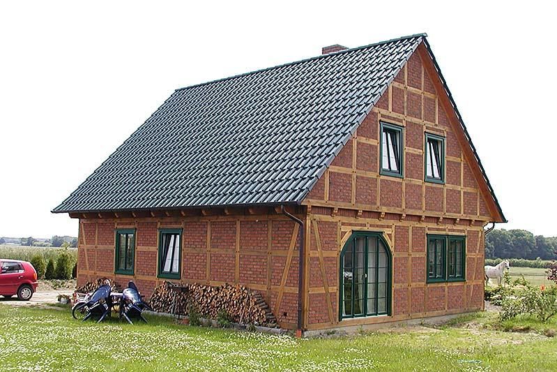 Fachwerkhaus mit grünen Ziegeln aus anderer Ansicht