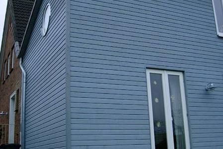 Anbau mit blauer Holzfassade