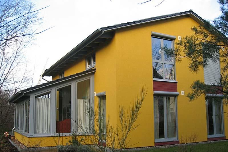 Gelbes Haus mit hohen Kniestock