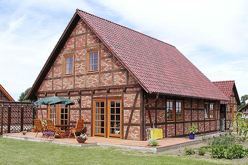 Fachwerkhaus mit Veranda und roten Dachziegeln