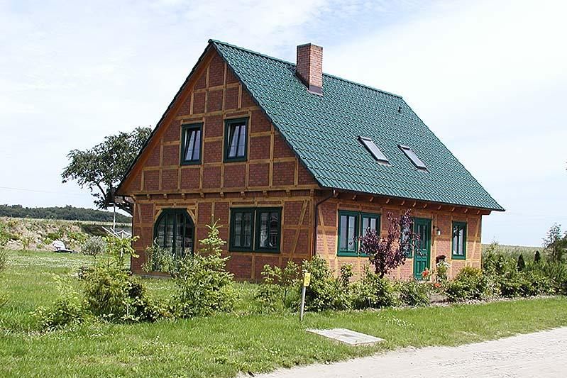 Fachwerkhaus mit grünen Dachziegeln
