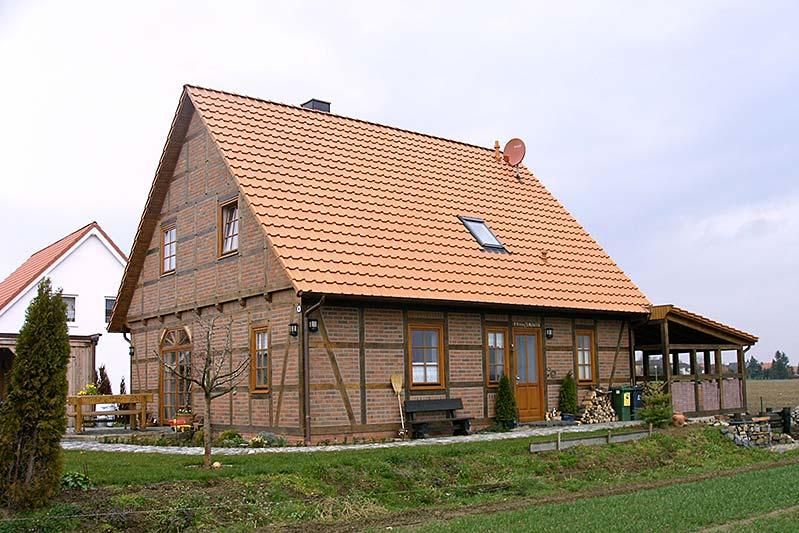 Fachwerkhaus mit braunen Balken aus anderer Ansicht